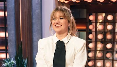 Kelly Clarkson isn’t ‘owning her sex appeal’ after rapid weight loss, she’s uncomfortable & style’s ‘all over the place’