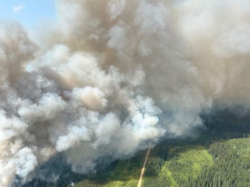 Las llamas empiezan a destruir la localidad de Jasper, en las Montañas Rocosas de Canadá