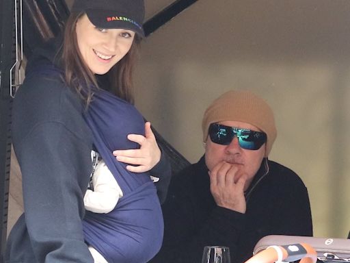 Damien Hirst lunches with his fiancée Sophie Cannell and their newborn