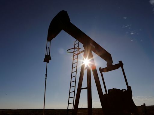 Oil settles $1 up, war risk premium outweighs ample US stocks