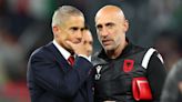 Albania, una canción y el fútbol en honor a los abuelos: la misión de Zabaleta y Sylvinho en la selección