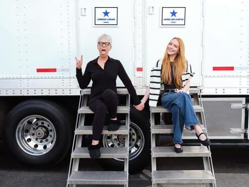 Con una divertida foto, Lindsay Lohan y Jamie Lee Curtis anunciaron la puesta en marcha de Un viernes de locos 2