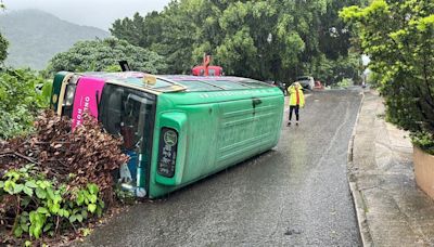 大埔碗窰路小巴溜前鏟上草堆後翻側 女乘客下車時跌倒受傷送院