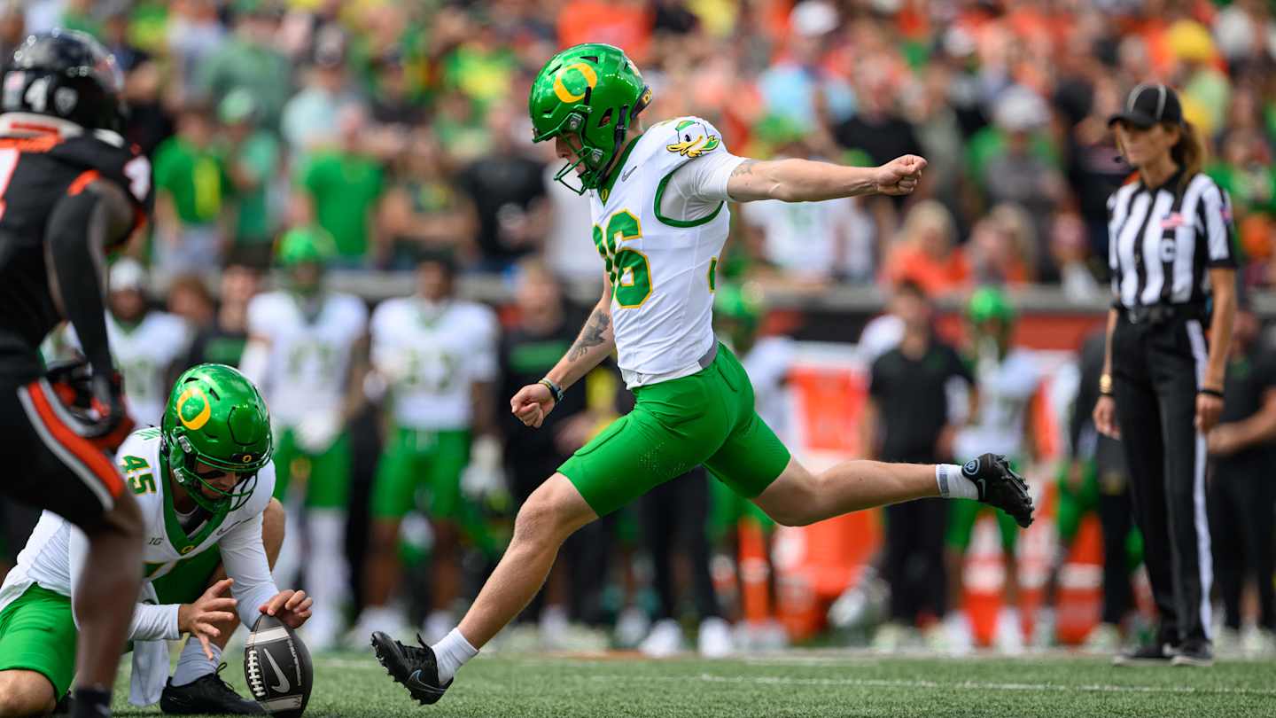 Oregon Ducks Kicker Atticus Sappington Booed in Oregon State Rivalry Game