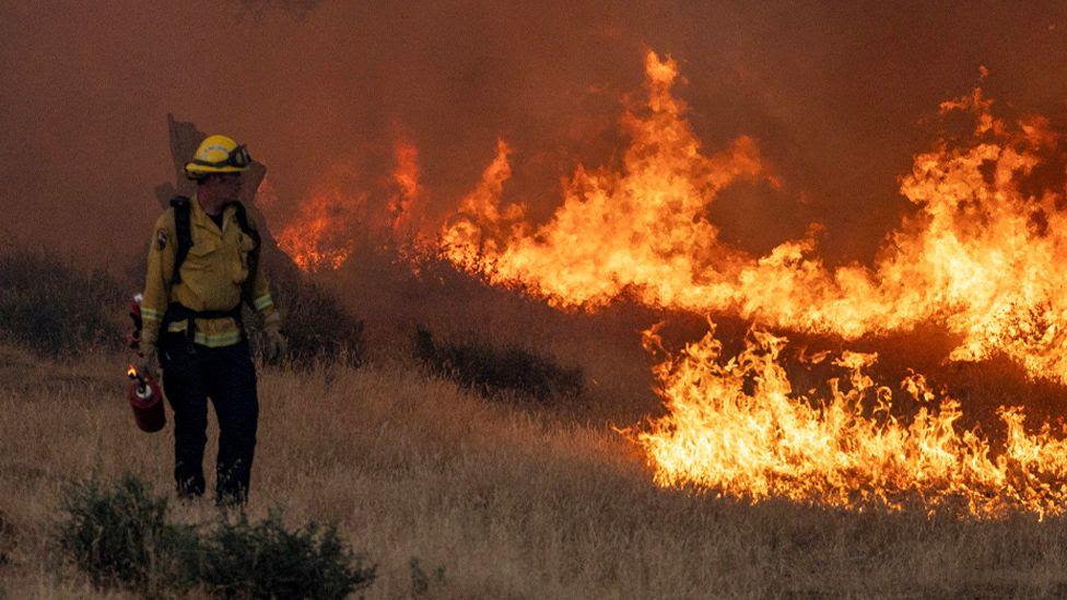 Thousands evacuated from California wildfires