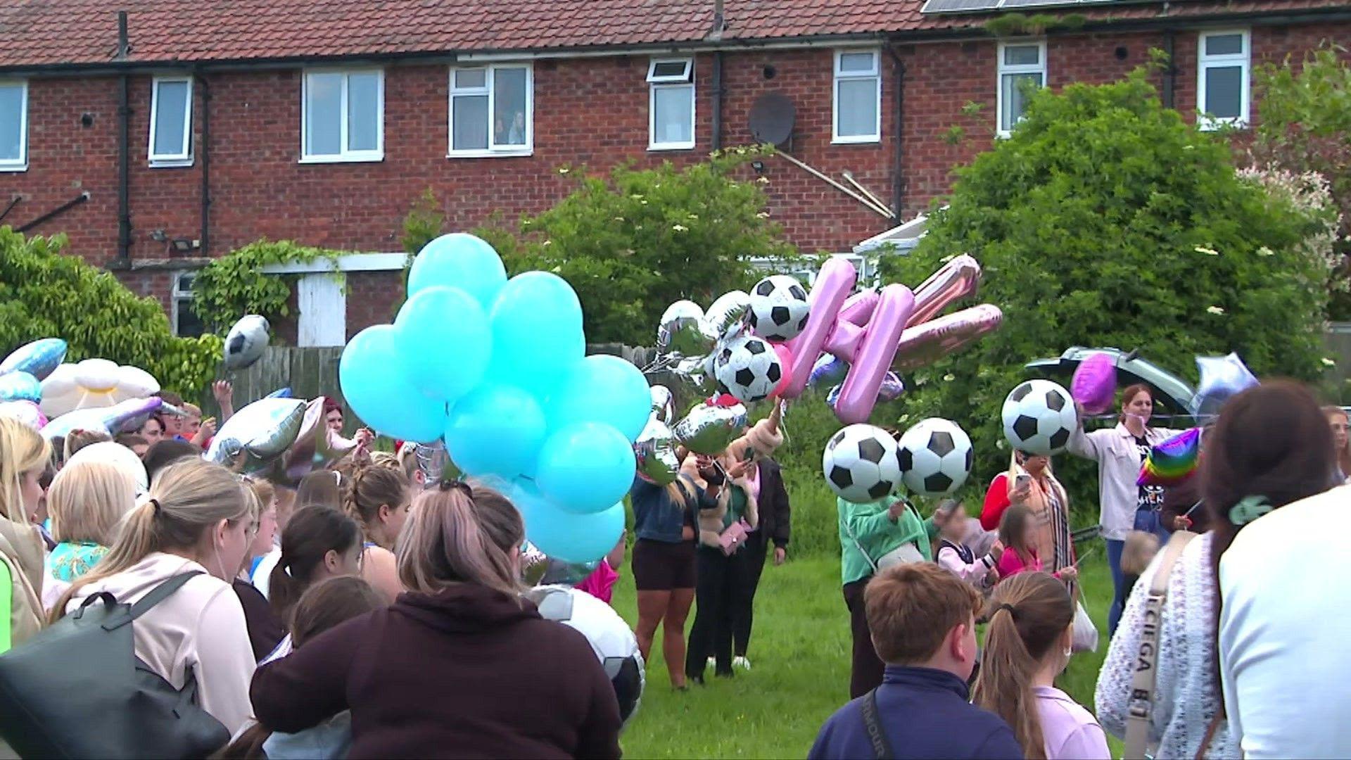Hundreds pay tribute to 10-year-old Leah Harrison