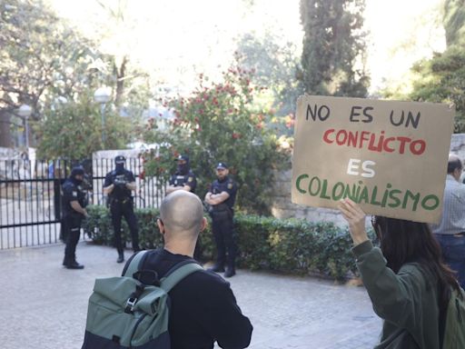 La Universitat de València suspende las clases en Filosofía tras el encierro propalestino