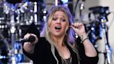 Watch how Kelly Clarkson expertly handles onstage mishap
