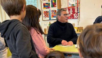 Higinio del Río explica en la escuela de Poo el proceso de creación de una obra impresa