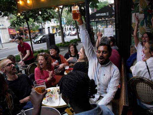 Personas con raíces diversas en Francia celebran derrota de la ultraderecha, temen un auge del odio