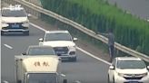 不知兒已下車！粗心父母將他留在高速公路 男子「橫穿4線道」攔車求助