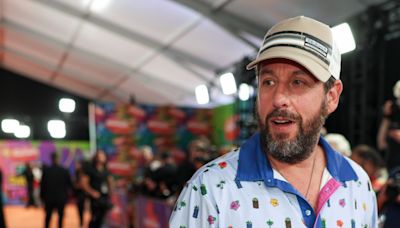 Adam Sandler recibe burlas por sus 'tontas' elecciones de moda