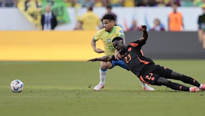 Conmebol liberó los audios de las jugadas polémicas entre Colombia y Brasil: acierto en la de Davinson y error en penalti a Vinicius