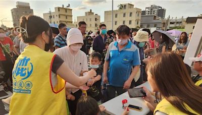 台中民眾頂酷熱排隊領物調券 經發局將檢討發放時間 - 寶島