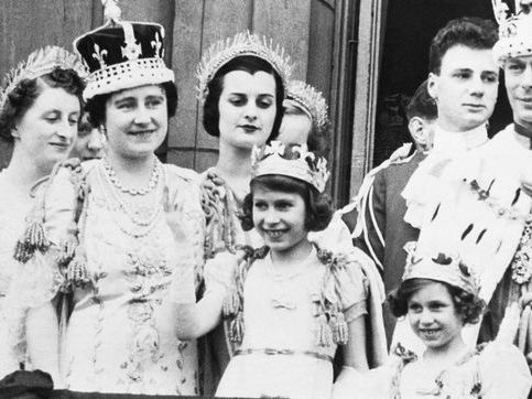 ¿Quiénes eran los padres de la reina Isabel II y cuántos hermanos tenía?