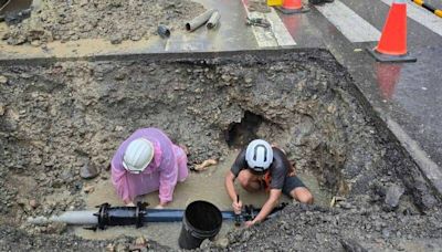 高雄豪雨狂炸道路積淹水 路面坑洞搶修