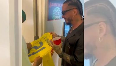 Regalazo de Muñoz a J Balvin: “La camiseta con la que peleó”