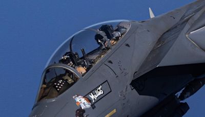 美軍F-15戰機「鯔魚頭」 特別的彩繪與飛行帶貨成為話題 - 軍事