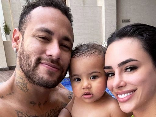 Neymar curte piscina com Bruna Biancardi e Mavie após assumir filha caçula