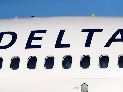Delta Air Lines adopta nuevas normas para uniformes tras polémica sobre pin palestino