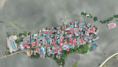 Vietnam: la banlieue de Hanoï toujours submergée par les eaux