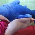 ///可愛娃娃///~中型13.5吋超可愛的氨綸布藍鯊魚娃娃保暖枕~有牙齒~超柔軟~暖手抱枕~午睡枕---約35公分
