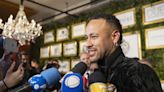 Neymar subasta una zapatilla bañada en oro y piedras preciosas para recaudar fondos en medio de críticas por un proyecto urbanístico