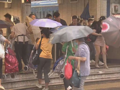 黃色暴雨警告信號生效 教育局宣布所有下午校停課