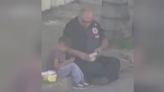 Policía tiene un tierno gesto con niño en situación de calle: regala comida y sudadera