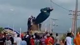 Manifestantes tumban la estatua de Hugo Chávez tras darse a conocer el resultado de la elección en Venezuela