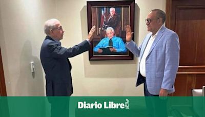 Danilo Medina juramenta a Ramón de la Rosa como nuevo miembro del Comité Político del PLD