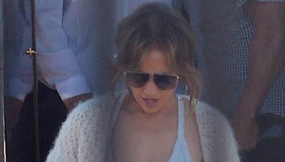 Jennifer Lopez arrives in Los Angeles amid looming Ben Affleck divorce