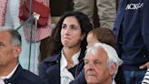 Mery Perelló, con su hijo y sin poder contener las lágrimas durante el discurso de Rafa Nadal tras su derrota