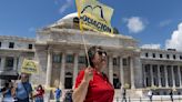 FOTOS: Maestros retirados cabildean frente al Capitolio