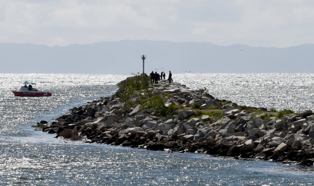 Boat crashed into a Long Beach jetty, one man has died and 10 were injured