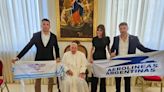 El papa Francisco posó con sindicalistas y una bandera de Aerolíneas Argentinas en pleno debate sobre la posible privatización de la empresa