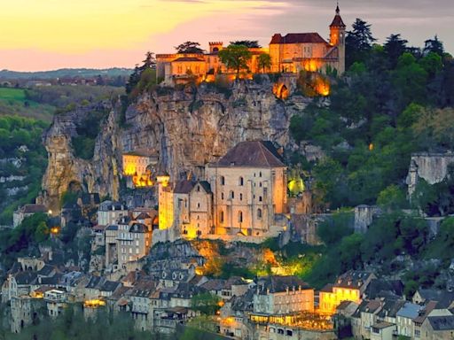 El bonito pueblo de Francia que está incrustado en un acantilado a 150 metros de altura