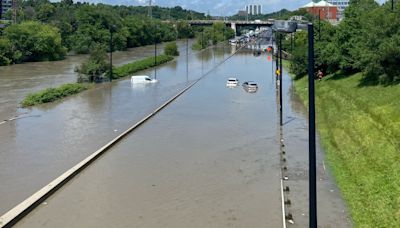 Don Valley Parkway cleanup will take hours after heavy flooding in Toronto, city says