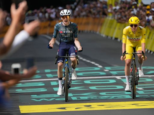 Vingegaard supera a Pogacar en el sprint para ganar la brutal 11ma etapa del Tour de France