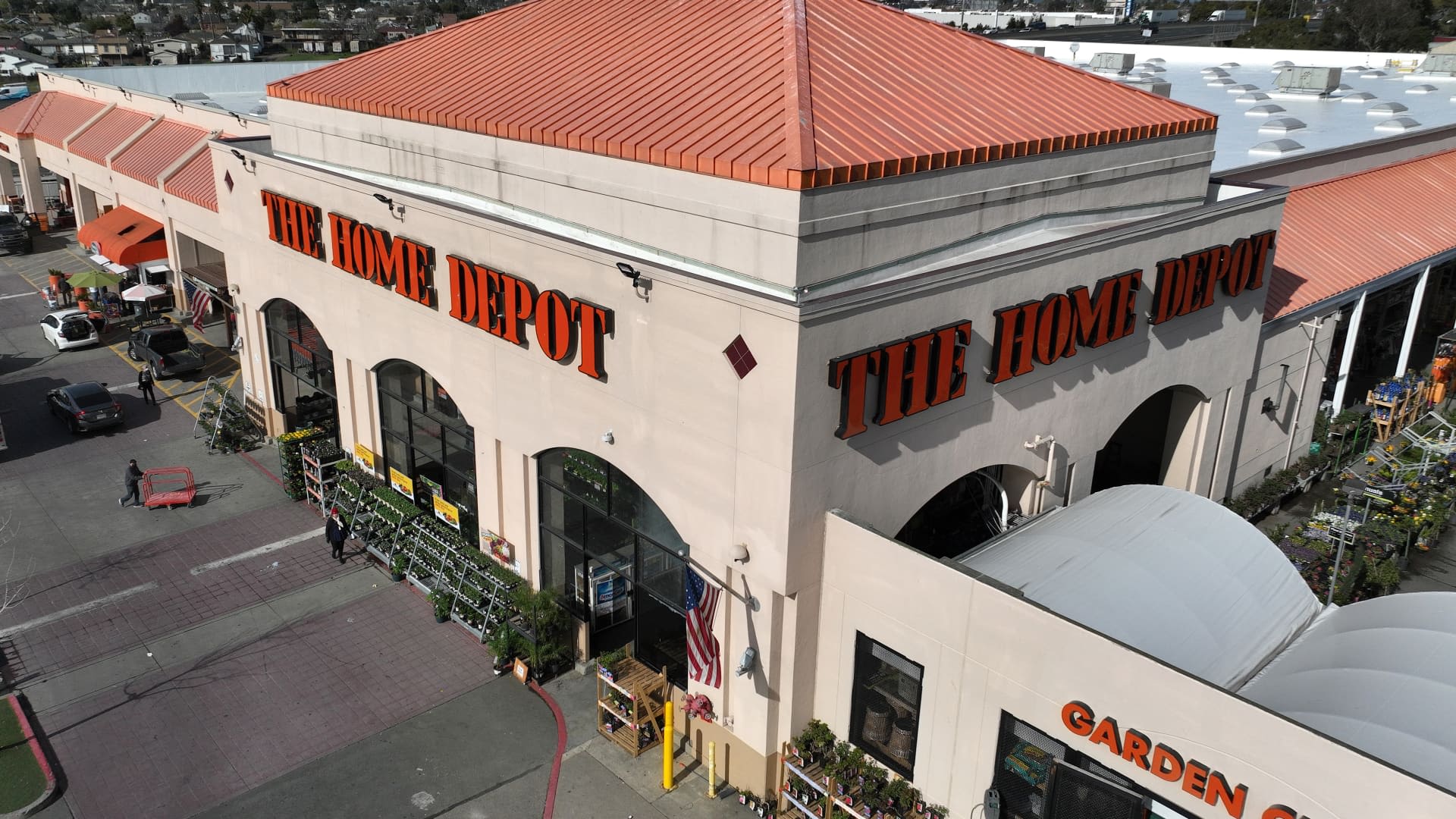 Cramer says the time to buy Home Depot is before a Fed rate cut — plus, takes on 4 more stocks