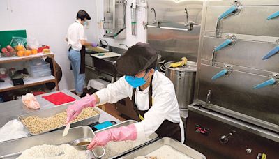 社會實驗：佛弟子自設工場搞生意 冷凍素食 實踐慈悲 - 20240526 - 副刊