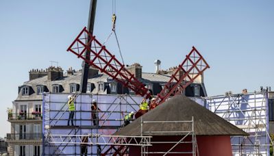 El emblemático Moulin Rouge de París recibe nuevas aspas a tiempo para los Juegos Olímpicos