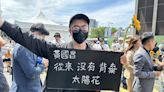 小草小蔥齊聚民進黨部前 支持者自費買420朵向日葵：黃國昌從沒背叛太陽花-風傳媒