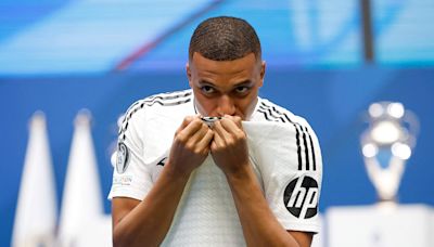 Mbappé realiza sonho e veste a camisa 9 do Real Madrid