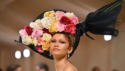 ¿Y Rihanna? Zendaya cierra la Met Gala 2024 con impresionante sombrero de ramo de flores