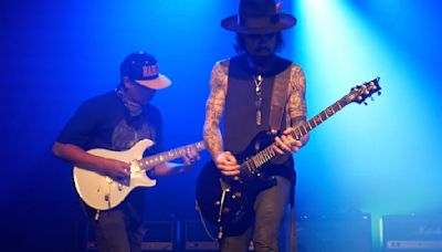 Tom Morello shreds Dave Navarro’s PRS – with his teeth –as he joins Jane’s Addiction to tear through Mountain Song