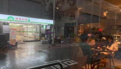 「突然昏天暗地！」雙北人狂曬暴雨災情：瞬間雷雨閃電、以為晚上了