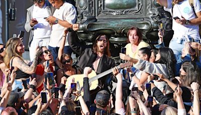 En Images : Jared Leto surprend ses fans avec un concert inattendu à Londres