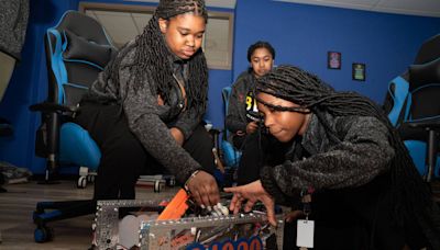 Robotics club shows East St. Louis students new opportunities for careers in STEM