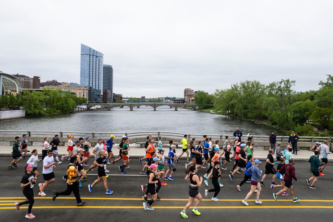 Runner breaks record for 25K race, as thousands take to streets for Amway River Bank Run